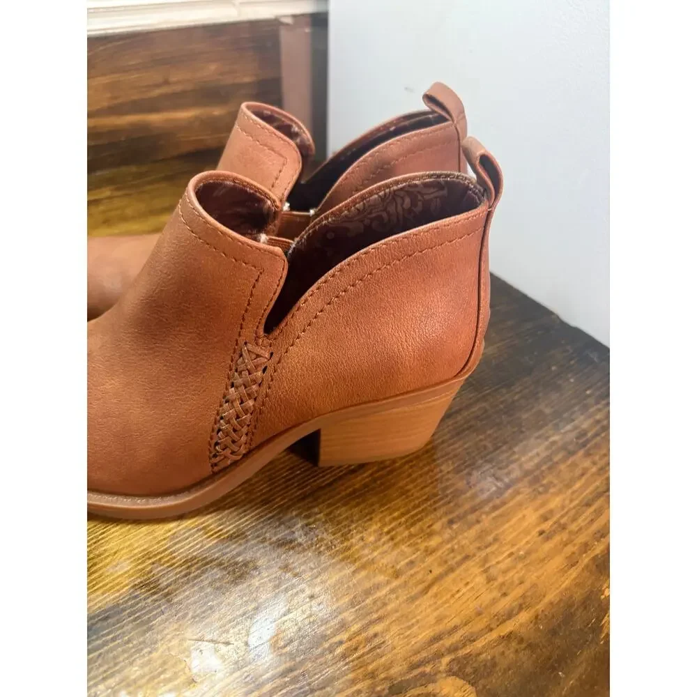 Baretraps brown heeled ankle boots size 6.5
